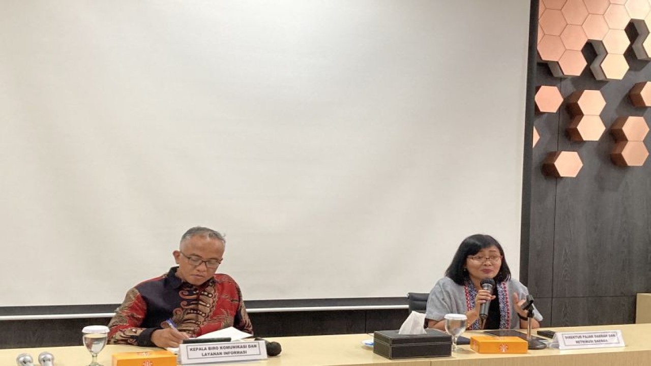 Direktur Pajak Daerah dan Retribusi Daerah Lydia Kurniawati Christyana memberikan pemaparan saat media briefing di Jakarta, Selasa (16/1/2024). (ANTARA/Imamatul Silfia)