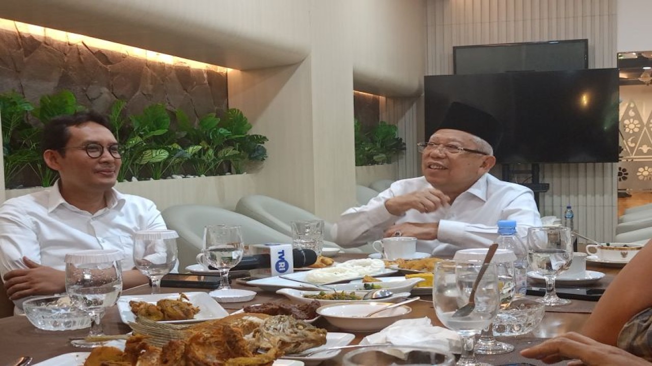 Wakil Presiden Ma'ruf Amin memberikan keterangan kepada wartawan usai santap siang bersama di Jakarta, Jumat (5/1/2024). ANTARA/Rangga Pandu Asmara Jingga