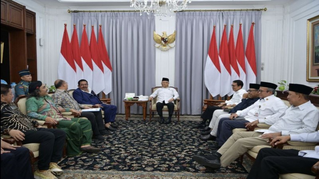 Wakil Presiden Ma'ruf Amin saat menerima audiensi Pengurus Mujadalah Kiai Kampung di Kediaman Resmi Wapres, Jl Diponegoro No 2, Jakarta Pusat, Senin (8/1/2024). (ANTARA/HO-Sekretariat Wakil Presiden).