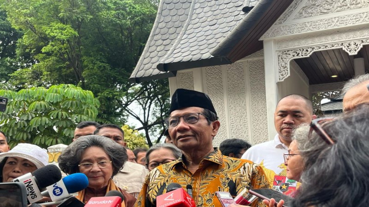 Cawapres RI Mahfud Md usai ziarah ke Makam Bung Hatta di Taman Pemakaman Umum Tanah Kusir, Jakarta, Selasa (2/1/2024). (ANTARA/Narda Margaretha Sinambela)