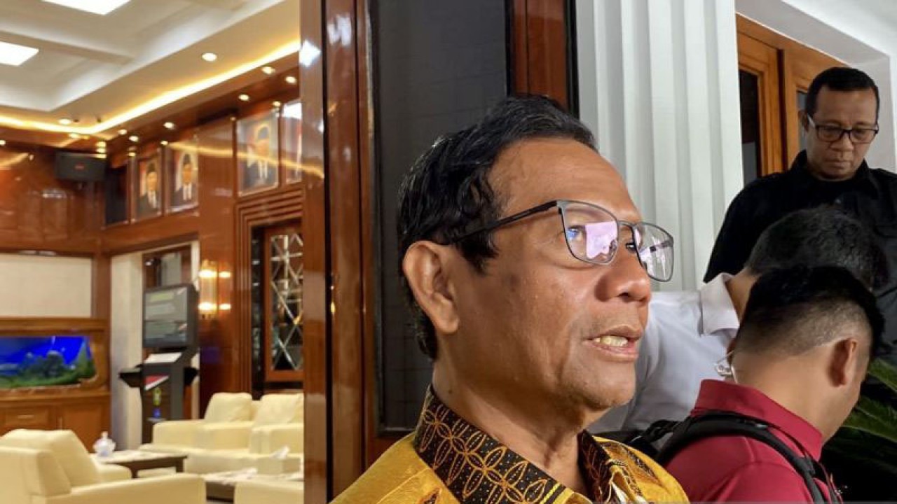 Menko Polhukam Mahfud MD saat memberikan keterangan di Kantor Kemenko Polhukam di Jakarta, Rabu (3/1/2024). (ANTARA/Genta Tenri Mawangi)