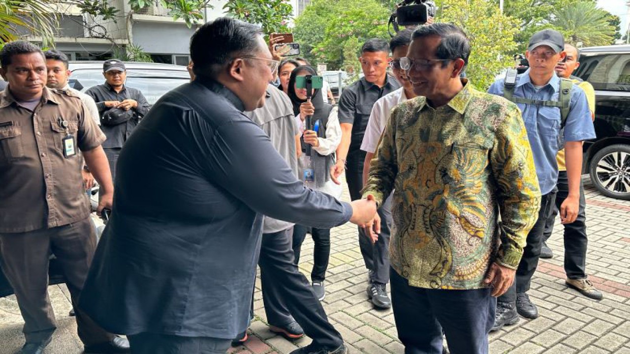 Menko Polhukam Mahfud MD (dua kanan) tiba di Wisma Keuskupan Agung Jakarta, Kamis (4/1/2024). (ANTARA/Rio Feisal)