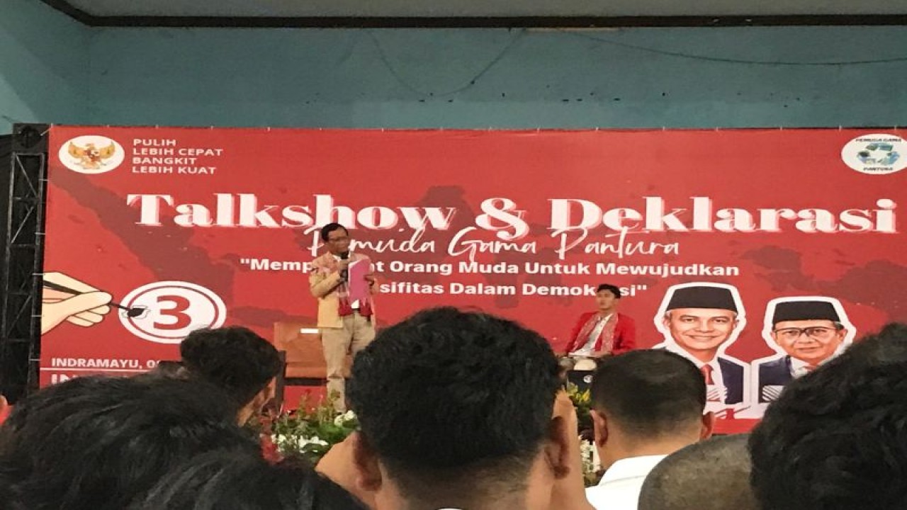 Calon wakil presiden nomor urut 3 Mahfud Md di GOR Dharma Ayu Kabupaten Indramayu, Jawa Barat, Senin (8/1/2023). (ANTARA/Devi Nindy)