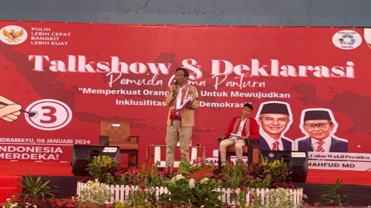 Cawapres RI Mahfud Md. di GOR Dharma Ayu Kabupaten Indramayu, Jawa Barat, Senin (8/1/2024). ANTARA/Devi Nindy)