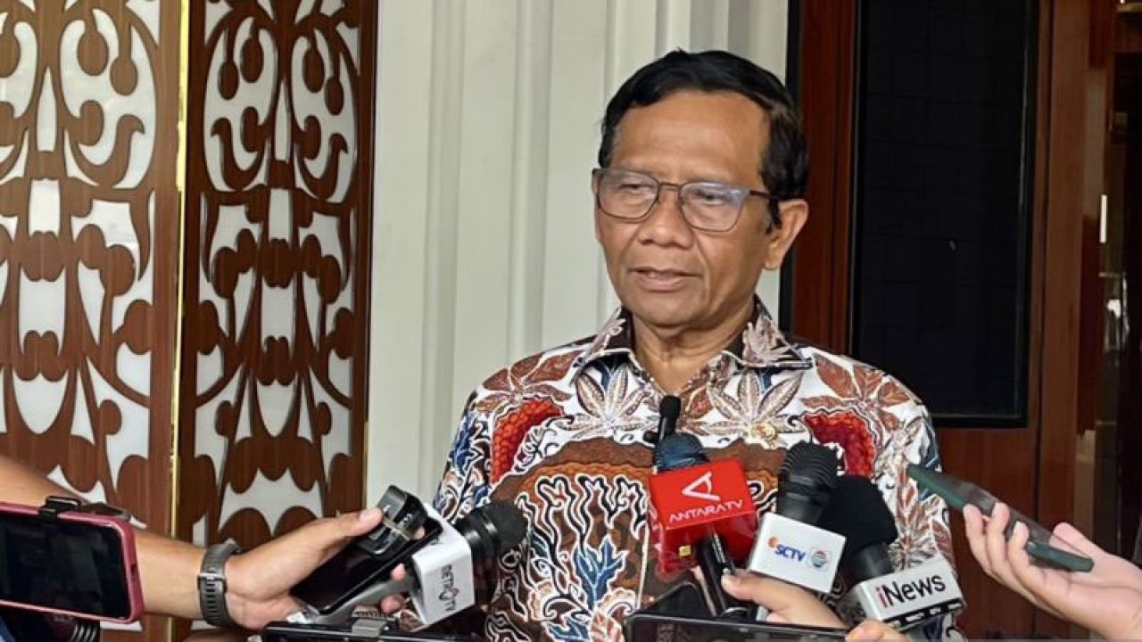 Menteri Koordinator Bidang Politik, Hukum, dan Keamanan Mahfud Md. menjawab pertanyaan wartawan di sela kegiatannya di Kantor Kemenko Polhukam, Jakarta, Selasa (9/1/2024). (ANTARA/Azfar Muhammad)