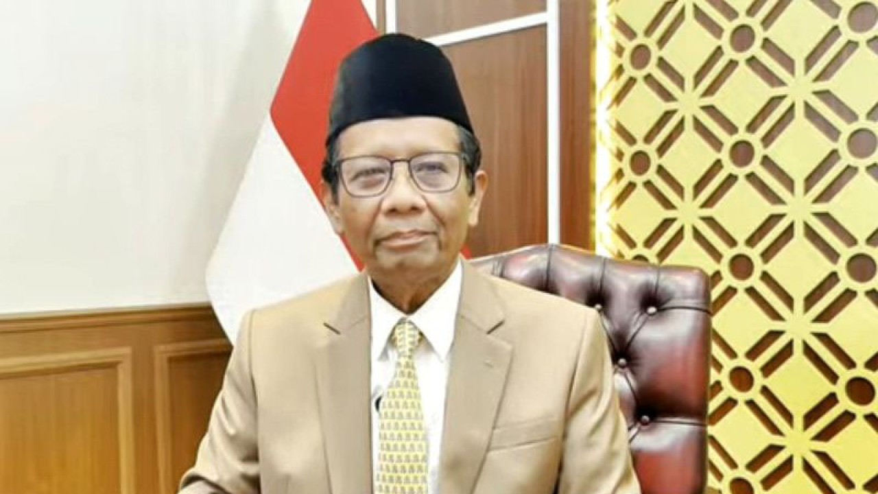 Menko Polhukam sekaligus Calon Wakil Presiden nomor urut tiga Mahfud Md memberikan ucapan selamat HUT ke-51 PDIP melalui tayangan video singkat sebagaimana dipantau melalui saluran YouTube PDI Perjuangan di Jakarta, Rabu (10/1/2024) (ANTARA/Hana Kinarina)