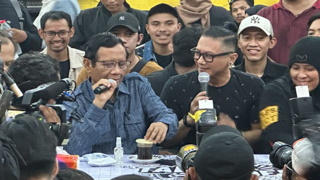 Cawapres nomor urut 3 Mahfud Md saat berbincang dengan masyarakat dalam acara “Tabrak, Prof!” di Surabaya, Jawa Timur, Rabu (10/1/2024). (ANTARA/Rio Feisal)