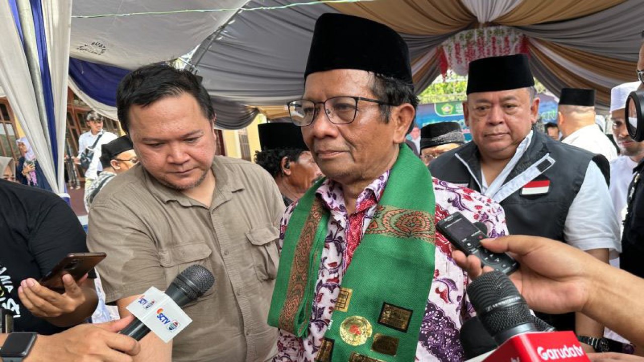 Cawapres nomor urut 3 Mahfud MD (tengah) saat memberikan keterangan di Pondok Pesantren Nahdlatut Thullab, Kabupaten Sampang, Jawa Timur, Kamis (11/1/2024). (ANTARA/Rio Feisal)