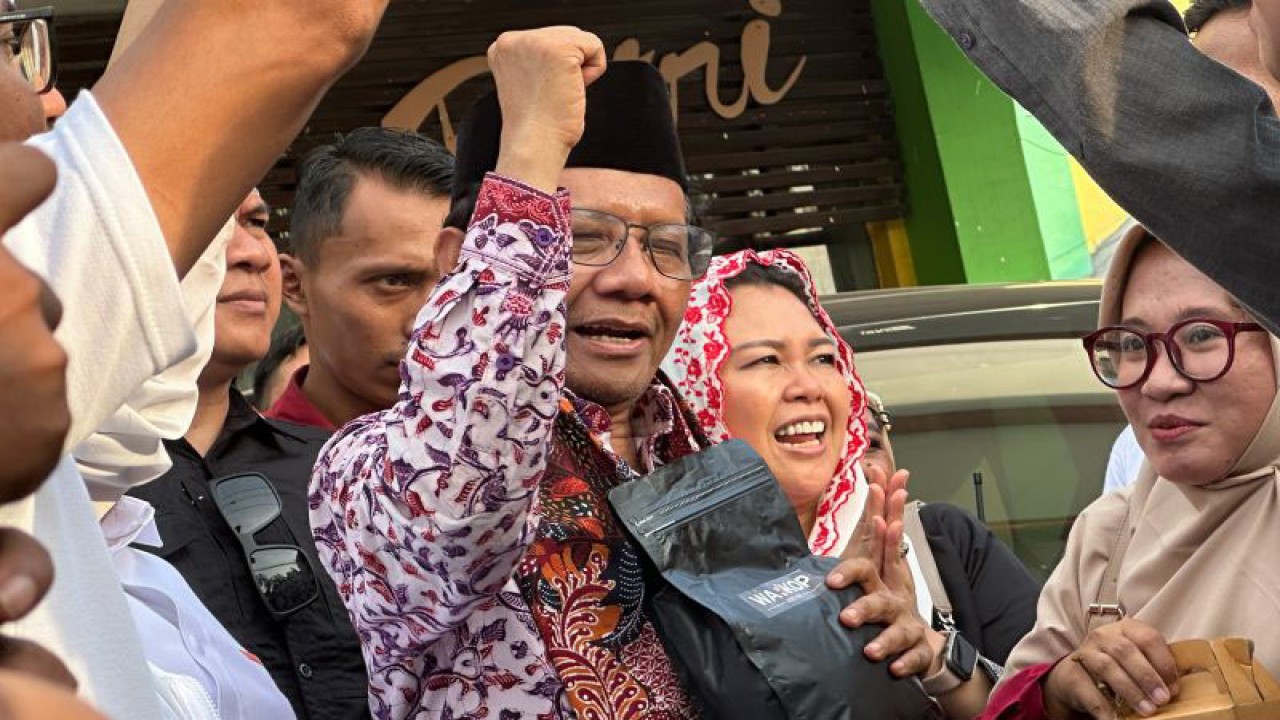 Cawapres nomor urut 3 Mahfud Md usai menghadiri acara deklarasi dukungan di Kabupaten Pamekasan, Jawa Timur, Kamis (11/1/2024). (ANTARA/Rio Feisal)