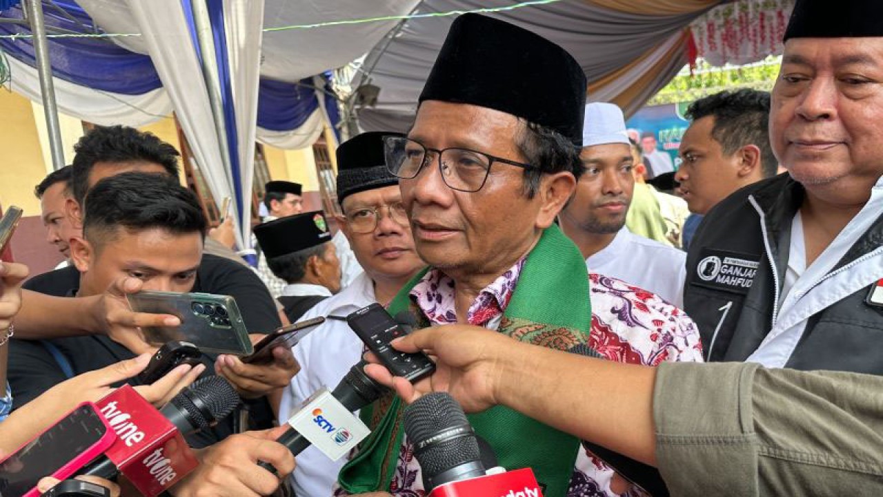 Cawapres RI Mahfud Md. saat memberikan keterangan usai mengunjungi Pondok Pesantren Nahdlatut Thullab, Kabupaten Sampang, Jawa Timur, Kamis (11/1/2024). ANTARA/Rio Feisal