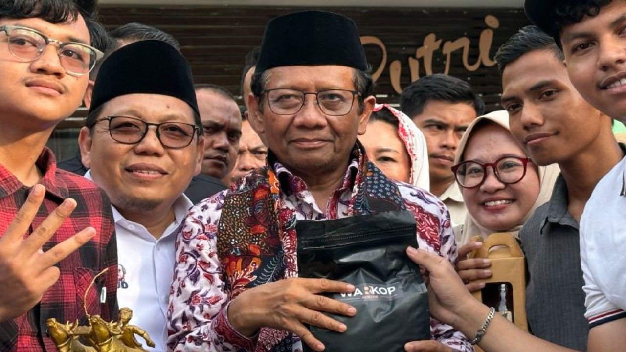 Cawapres RI Mahfud Md. (tengah) usai menghadiri acara deklarasi dukungan di Kabupaten Pamekasan, Jawa Timur, Kamis (11/1/2024). ANTARA/Rio Feisal