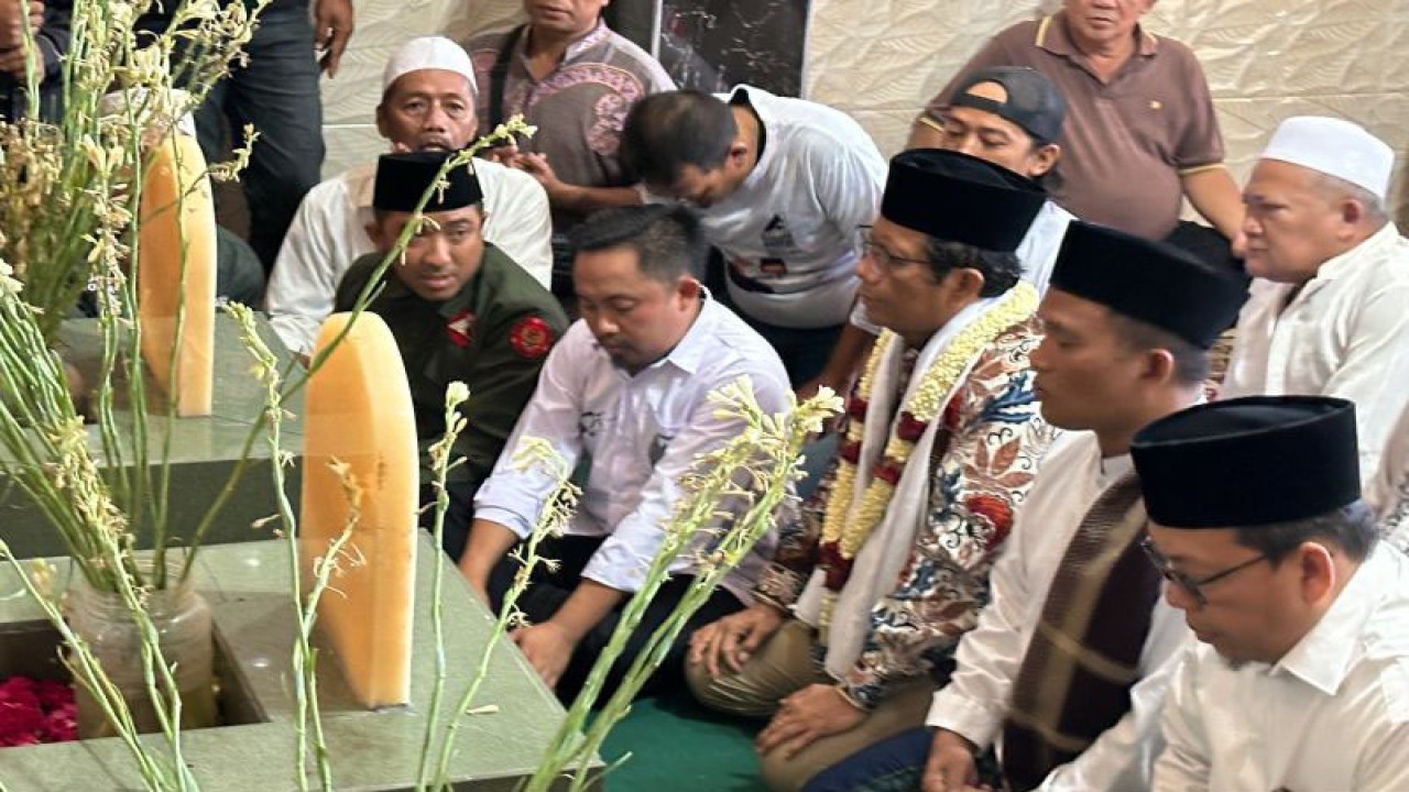 Cawapres nomor urut 3 Mahfud Md saat berziarah ke makam Syarifah Alhababah Khadijah binti Syarif Hidayatullah atau dikenal Mbah Ratu Ayu di Kabupaten Pasuruan, Jawa Timur, Jumat (12/1/2024). (ANTARA/Rio Feisal)