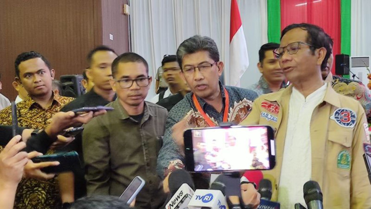 Calon wakil presiden nomor urut 3 Mahfud Md (kanan) menjawab pertanyaan pewarta usai acara bertajuk "Bedah Gagasan & Visi Calon Pemimpin Bangsa" di Universitas Hasanuddin, Kota Makassar, Sulawesi Selatan, Sabtu (13/1/2024). ANTARA/Zubi Mahrofi