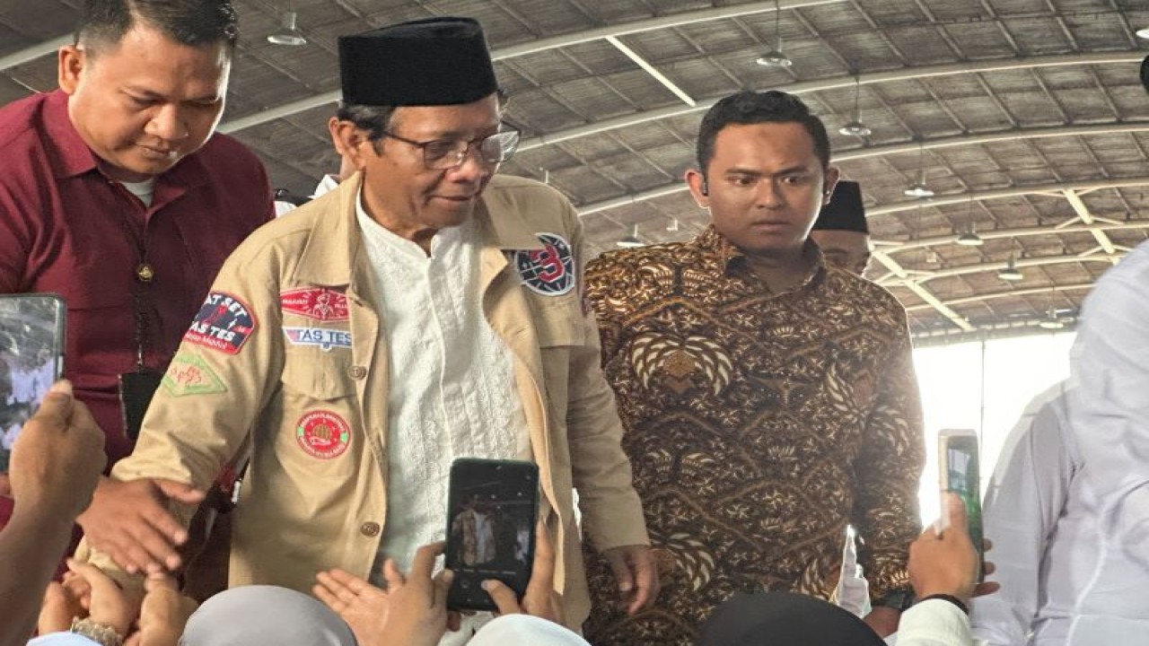 Cawapres nomor urut 3, Mahfud Md (kedua kiri), saat menyapa masyarakat di Jatim International Expo (JIE), Surabaya, Jawa Timur, Sabtu (13/1/2024). ANTARA/Rio Feisal