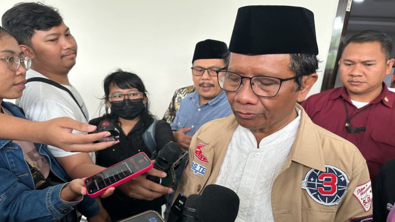 Menko Polhukam, Mahfud Md (kanan), saat memberikan keterangan di Jatim International Expo (JIE), Surabaya, Jawa Timur, Sabtu (13/1/2024). ANTARA/Rio Feisal