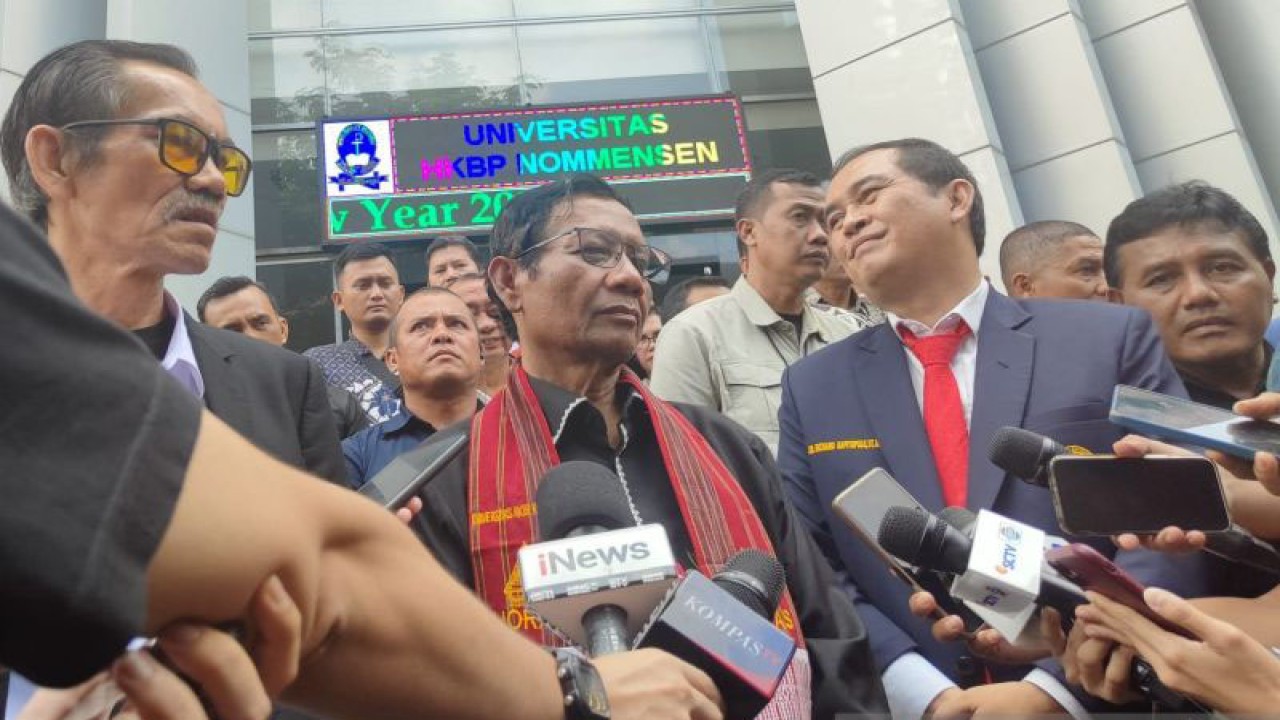 Menko Polhukam Mahfud Md. (tengah) menjawab pertanyaan sejumlah pewarta di sela kunjungannya ke Universitas HKBP Nommensen, Medan, Sumatera Utara, Senin (15/1/2024). ANTARA/Zubi Mahrofi