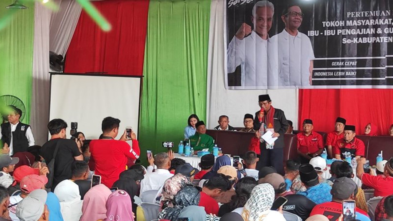 Calon wakil presiden nomor urut 3 Mahfud Md dalam acara silaturahmi dengan tokoh masyarakat, tokoh agama, ibu-ibu pengajian, dan guru sekolah se-Kabupaten Langkat, di Pangkalan Berandan, Langkat, Sumatera Utara, Senin (15/1/2024). (ANTARA/ Zubi Mahrofi)