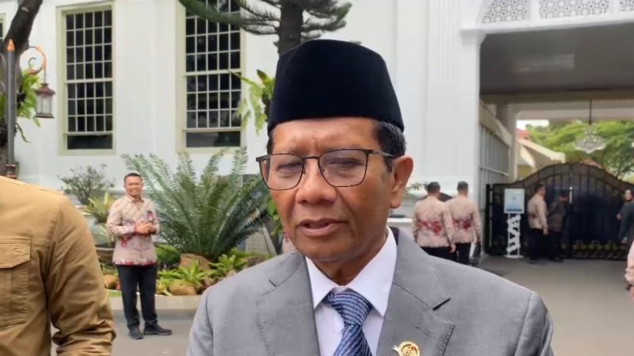 Menko Polhukam Mahfud MD saat memberikan keterangan di Istana Kepresidenan, Jakarta, Kamis (18/1/2024). (ANTARA/Yashinta Difa Pramudyani)