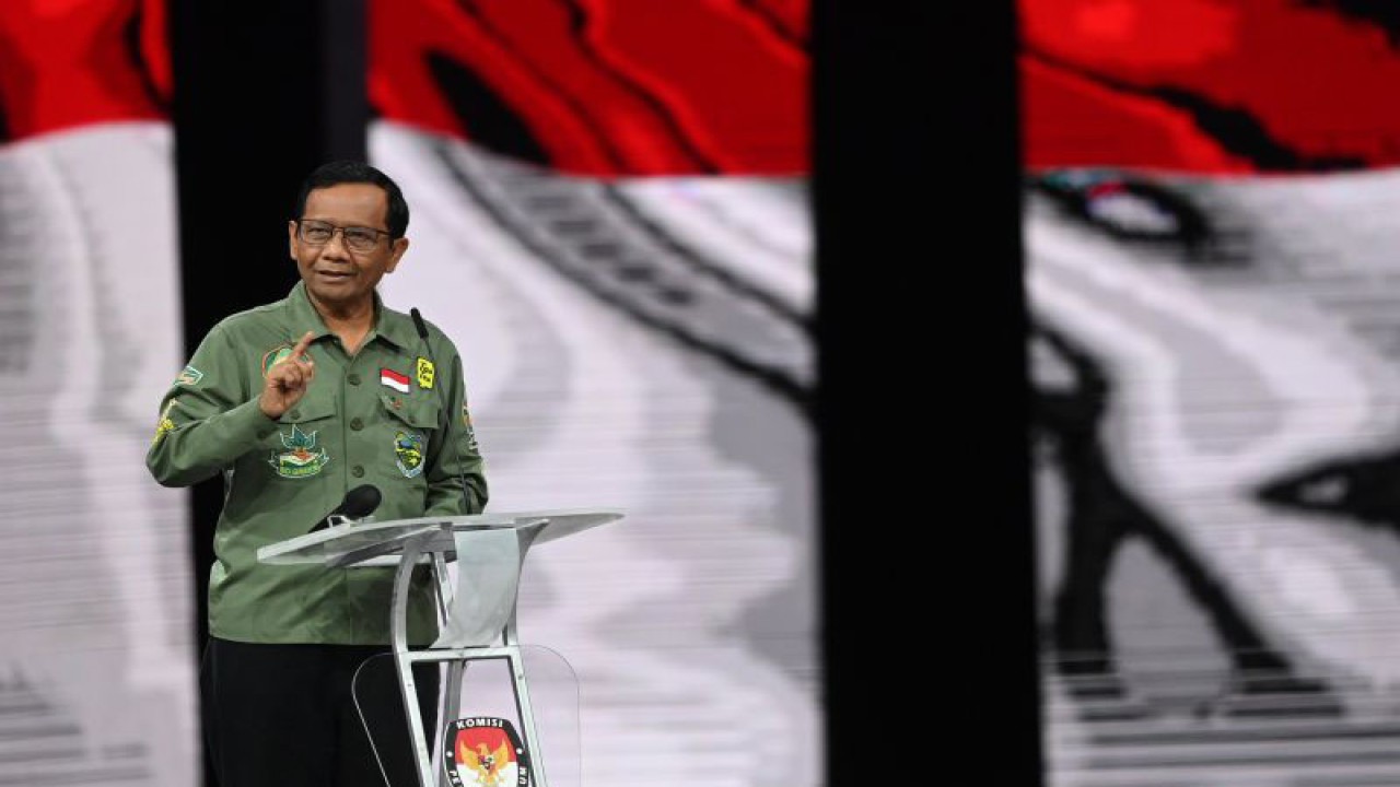 Cawapres nomor urut 3 Mahfud MD menyampaikan pandangannya saat Debat Keempat Pilpres 2024 di Jakarta Convention Center (JCC), Jakarta, Minggu (21/1/2024). Debat Keempat Pilpres 2024 mengangkat tema terkait pembangunan berkelanjutan, sumber daya alam, lingkungan hidup, energi, pangan, agraria, masyarakat adat dan desa. ANTARA FOTO//M Risyal Hidayat/tom. (Antara Foto/M Risyal Hidayat)