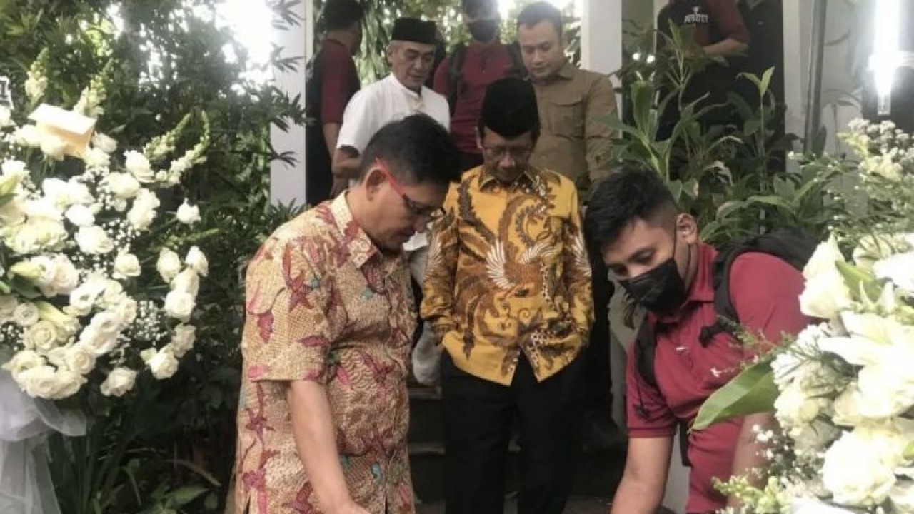 Menko Polhukam Mahud Md. setelah bertakziah ke rumah duka almarhum Rizal Ramli di Mampang Prapatan, Jakarta Selatan, Rabu (3/1/2024). ANTARA/M. Mardiansyah Al Adghani