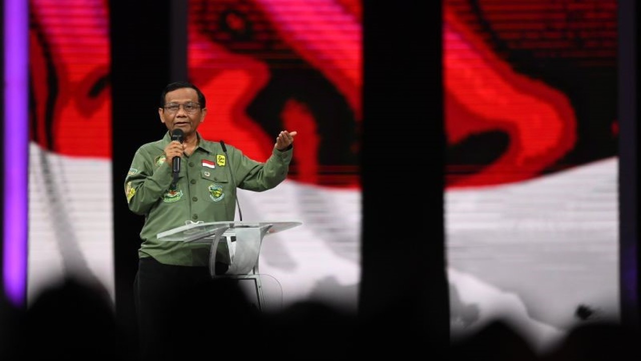 Cawapres nomor urut 3 Mahfud MD menyampaikan pandangannya saat Debat Keempat Pilpres 2024 di Jakarta Convention Center (JCC), Jakarta, Minggu (21/1/2024). Debat Keempat Pilpres 2024 mengangkat tema terkait pembangunan berkelanjutan, sumber daya alam, lingkungan hidup, energi, pangan, agraria, masyarakat adat dan desa. ANTARA FOTO//M Risyal Hidayat/tom.