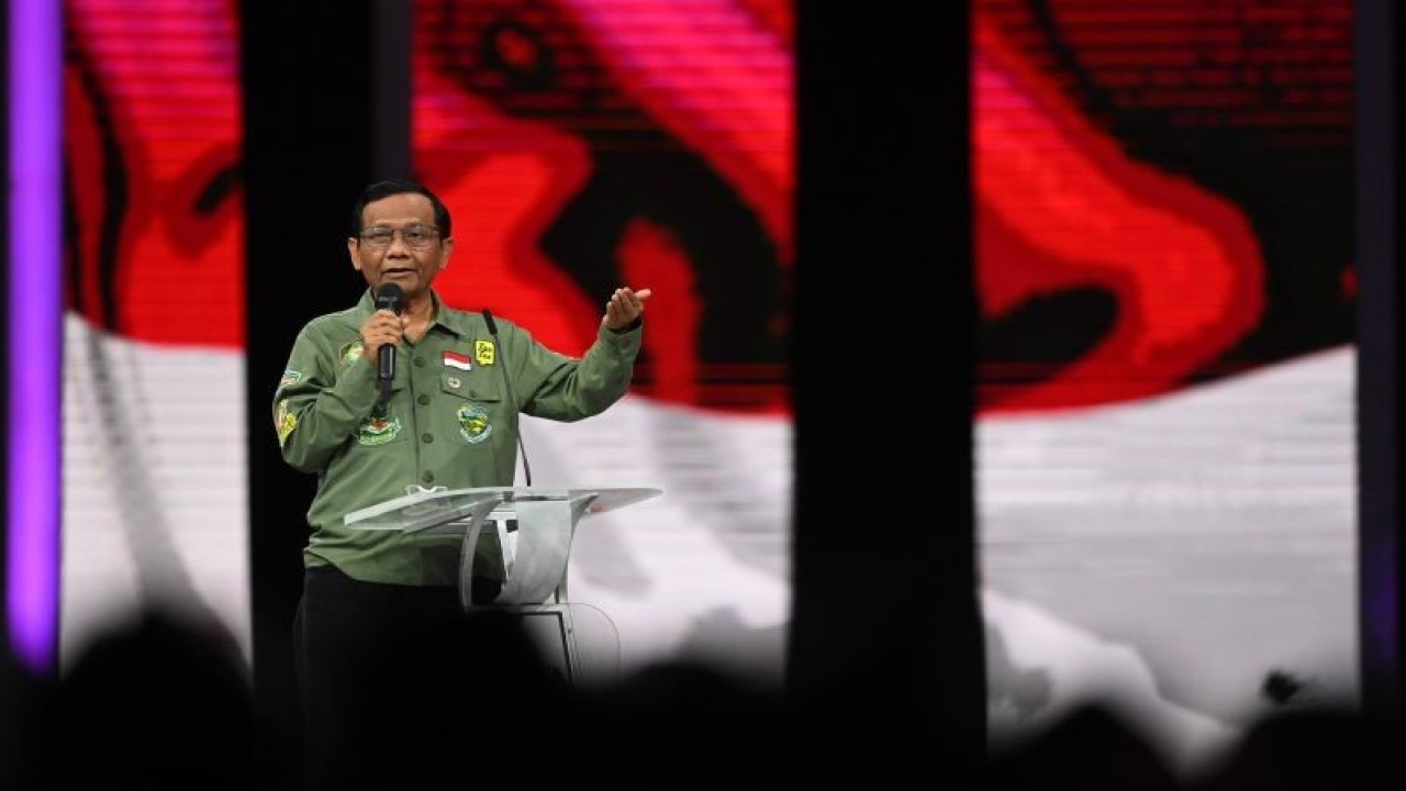 Cawapres nomor urut 3, Mahfud MD, menyampaikan pandangannya saat Debat Keempat Pilpres 2024 di Balai Sidang Jakarta, Minggu (21/1/2024). Debat Keempat Pilpres 2024 mengangkat tema terkait pembangunan berkelanjutan, sumber daya alam, lingkungan hidup, energi, pangan, agraria, masyarakat adat dan desa. ANTARA FOTO//M Risyal Hidayat