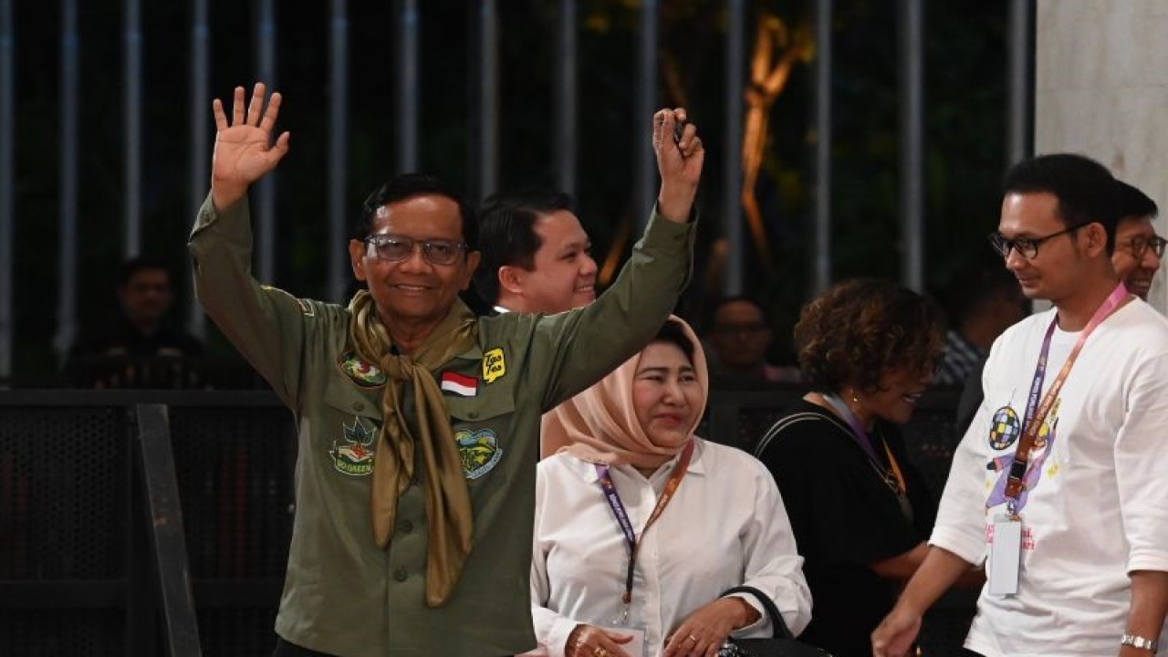 Calon wakil presiden nomor urut 3 Mahfud MD saat tiba di lokasi Debat Keempat Cawapres Pemilu 2024 di JCC Senayan, Jakarta, Minggu (21/1/2024). (ANTARA FOTO/Indrianto Eko Suwarso/tom)