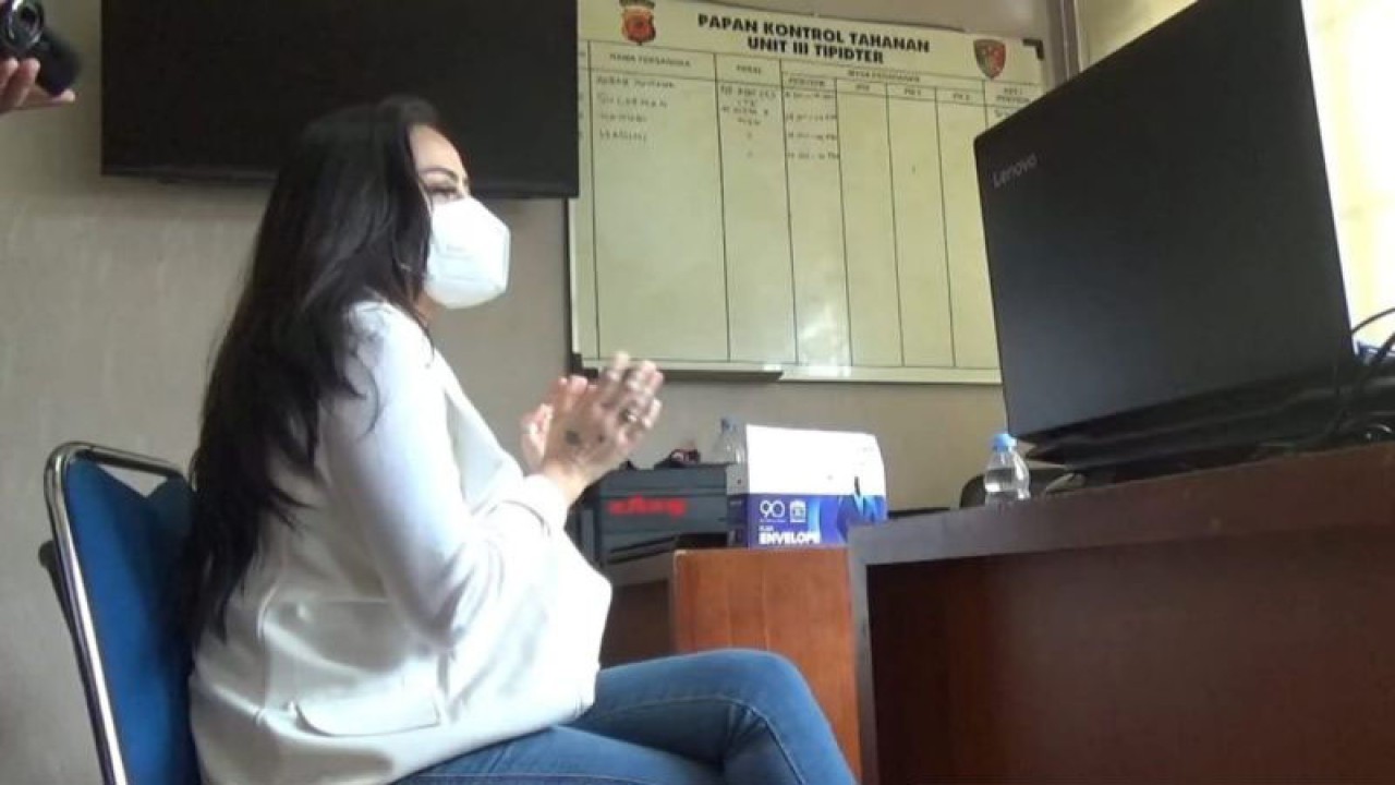 Selebgram asal Cianjur, Jawa Barat, Maiya ditetapkan sebagai tersangka karena mempromosikan situs judi online di media sosial miliknya.(ANTARA/Ahmad Fikri). (Ahmad Fikri)