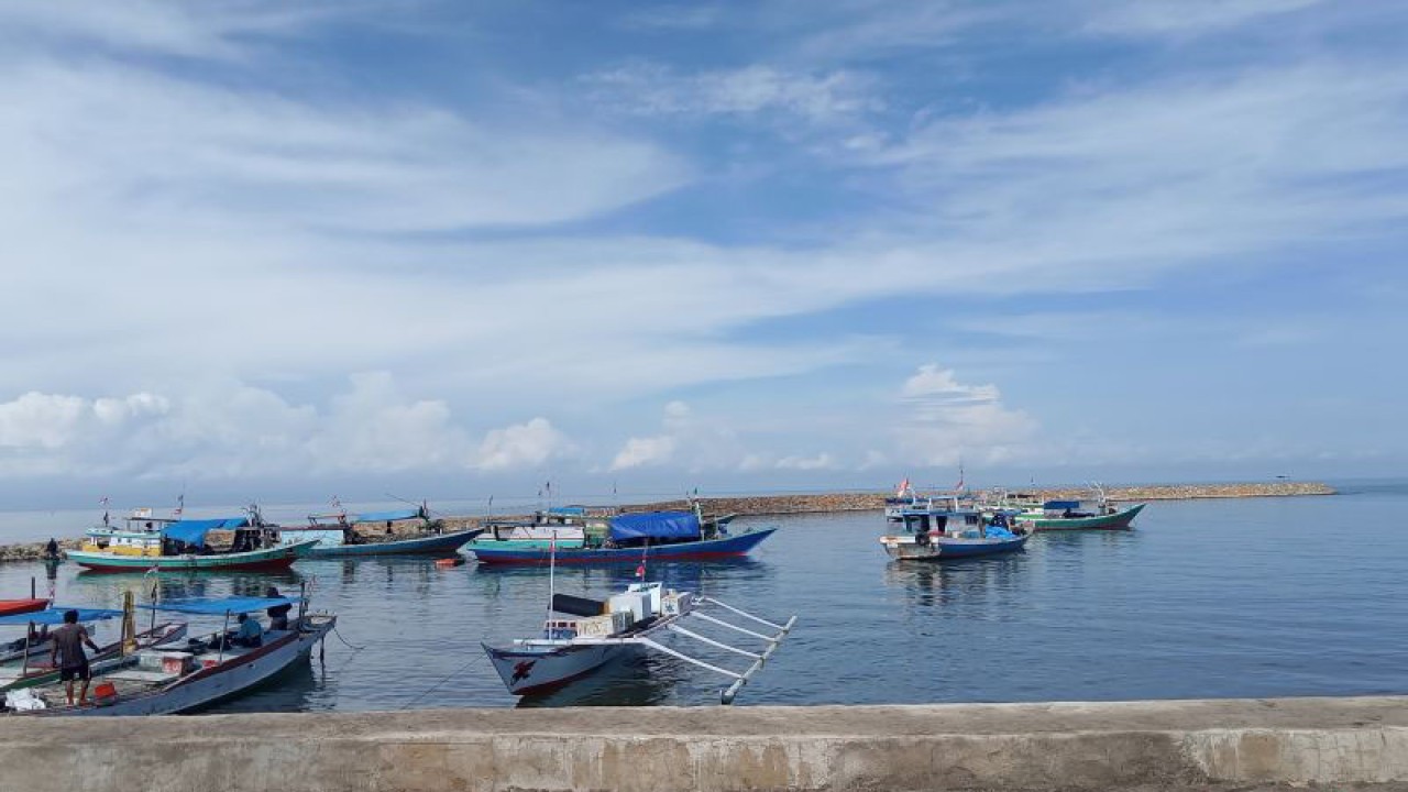 Suasana kapal nelayan sandar di sekitar dermaga karena tidak melaut akibat kondisi cuaca ekstrem di perairan Makassar. Antara/ Suriani Mappong