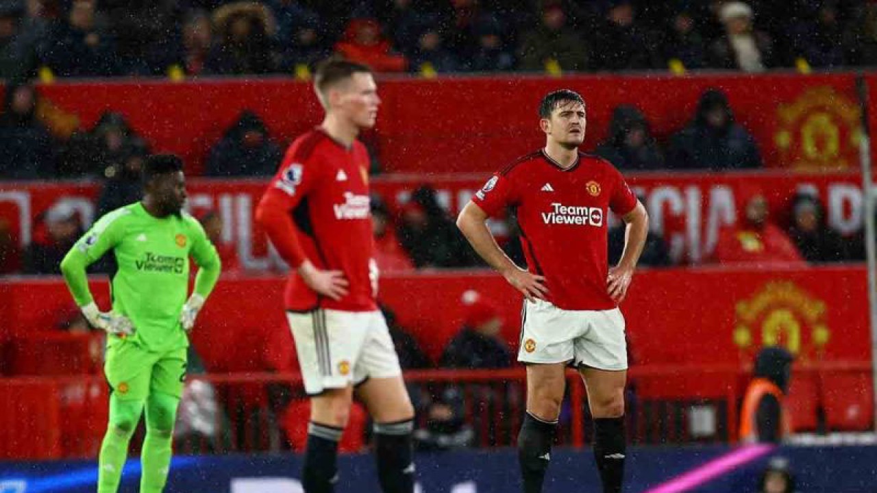 Arsip - Ekspresi pemain Manchester United Harry Maguire usai gol kedua dari pemain Bournemouth Philip Billing pada lanjutan Liga Inggris di Old Trafford, Manchester, Inggris, Sabtu (9/12/2023). MU dilibas Bournemouth 0-3.ANTARA FOTO/REUTERS/Molly Darlington/rwa.