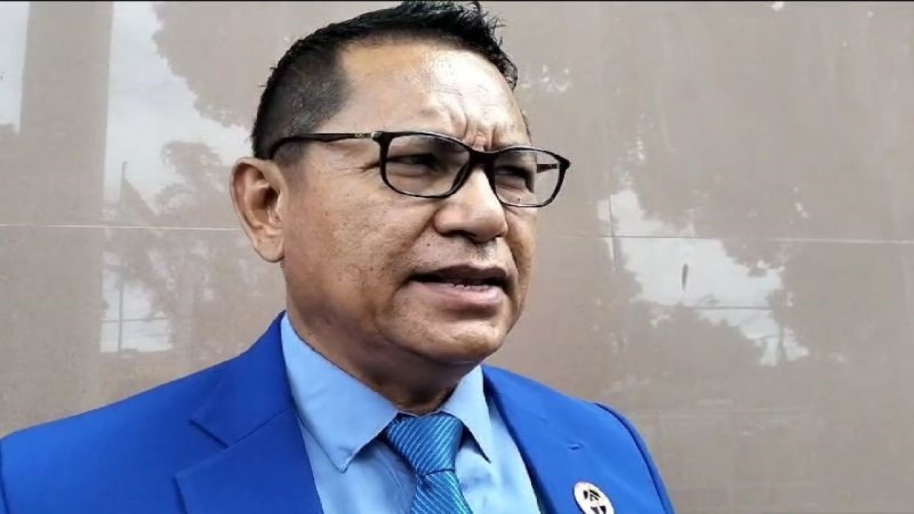 Penasihat hukum mantan Wali Kota Bima Muhammad Lutfi, Abdul Hanan memberikan keterangan pers usai sidang pembacaan dakwaan di Pengadilan Tipikor pada Pengadilan Negeri Mataram, NTB, Senin (22/1/2024). (ANTARA/Dhimas B.P.)