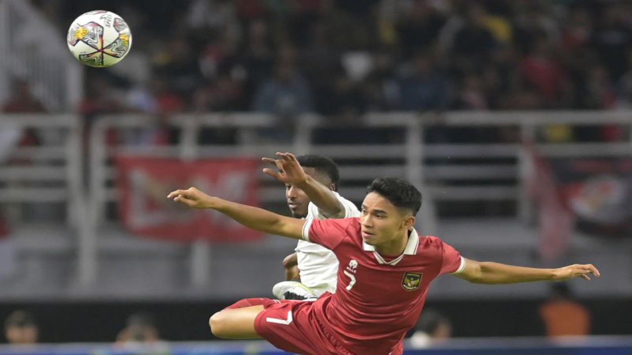 Foto arsip - Pemain Timnas Indonesia Marselino Ferdinan (kanan) berebut bola dengan pemain Timnas Palestina Mousa Farawi (kiri) dalam pertandingan persahabatan FIFA Matchday di Stadion Gelora Bung Tomo, Surabaya, Jawa Timur, Kamis (14/6/2023). ANTARA FOTO/Zabur Karuru/hp.