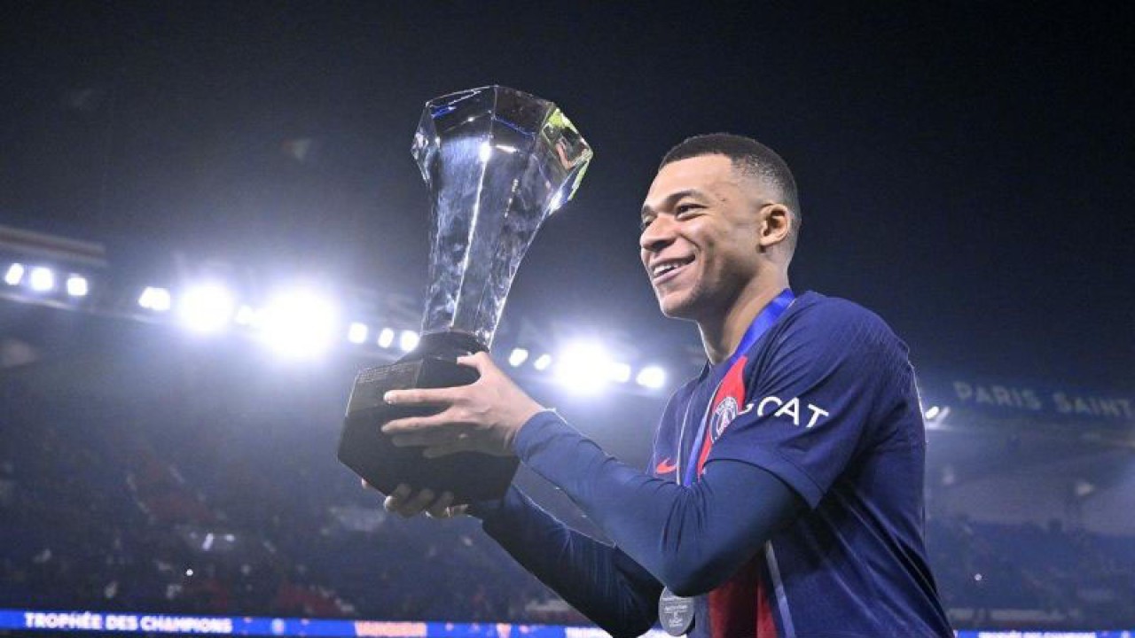 Pemain Paris Saint-Germain Kylian Mbappe ketika mengangkat trofi Piala Super Prancis seusai menaklukkan Toulouse dengan skor 2-0 pada laga final di Parc des Princes, Kamis WIB (4/1/2024). (ANTARA/PSG)