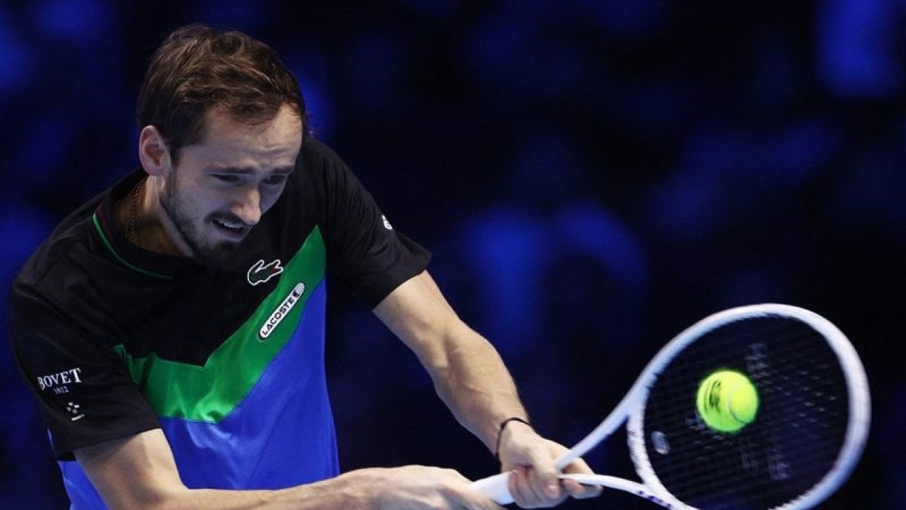 Petenis Rusia Daniil Medvedev mengembalikan bola ke lawannya Andrey Rublev yang merupakan rekan senegaranya pada pertandingan penyisihan grup Tenis ATP Finals di Pala Alpitour, Turin, Italia, Senin (13/11/2023). Daniil Medvedev mengalahkan Andrey Rublev dengan skor 2-0, 6-4, 6-2. ANTARA FOTO/REUTERS/Guglielmo Mangiapane/Spt.