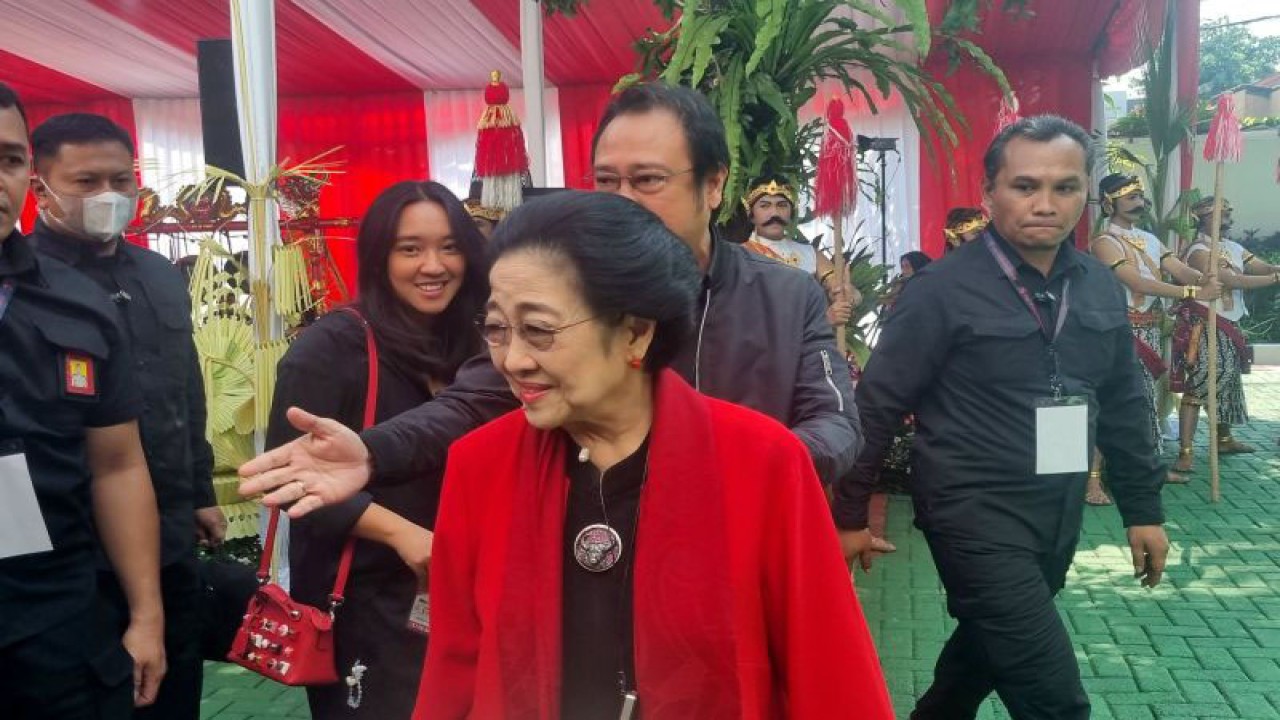 Ketua Umum PDIP Megawati Soekarnoputri sekaligus Presiden Republik Indonesia yang kelima hadir pukul 09.39 WIB di Sekolah Partai PDIP, Lenteng Agung, Jakarta Selatan, Rabu (10/1/2024) (ANTARA/Hana Kinarina)