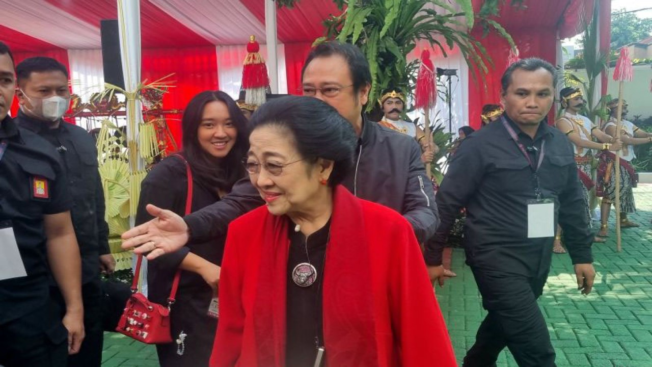 Ketua Umum PDIP Megawati Soekarnoputri sekaligus Presiden Republik Indonesia yang kelima hadir pukul 09.39 WIB di Sekolah Partai PDIP, Lenteng Agung, Jakarta Selatan, Rabu (10/1/2024) (ANTARA/Hana Kinarina) (ANTARA/Hana Kinarina)