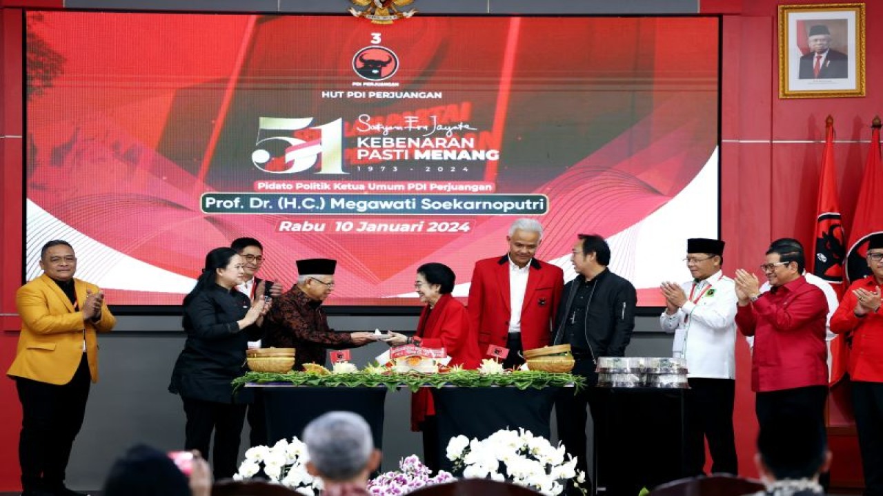 Ketua Umum DPP PDI Perjuangan Megawati Soekarnoputri memberikan potongan pertama tumpeng HUT ke-51 PDI Perjuangan kepada Wakil Presiden Ma’ruf Amin di Jakarta, Rabu (10/1/2024). (ANTARA/HO-Humas PDI Perjuangan)