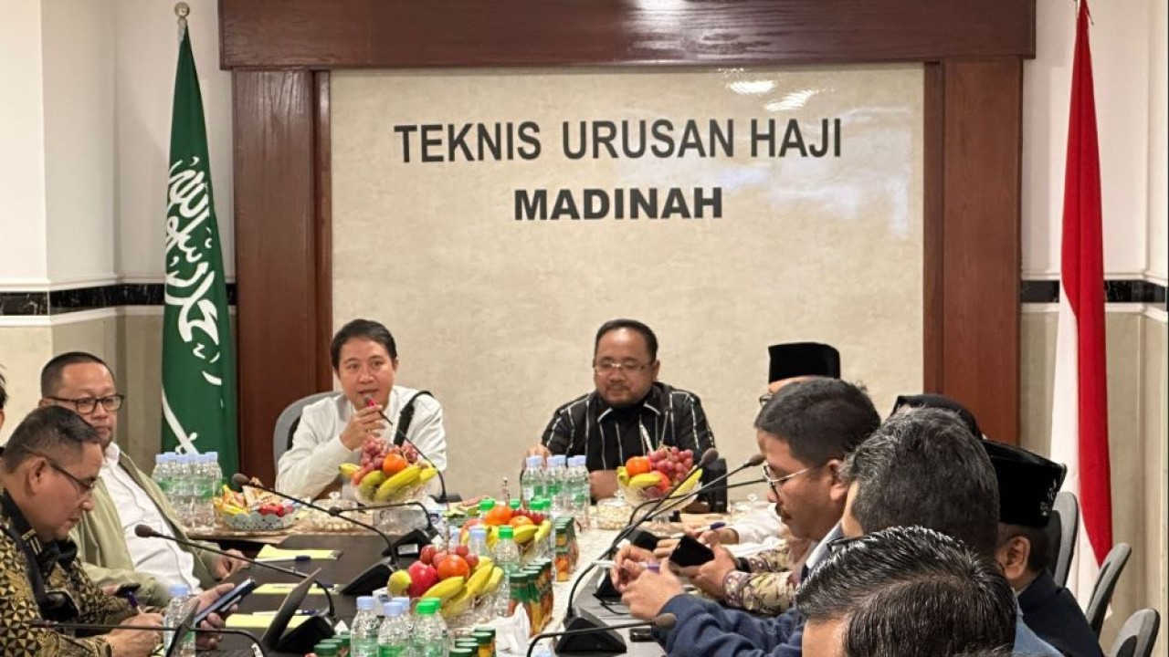 Menag Yaqut Cholil Qoumas memimpin Rapat Koordinasi Persiapan Penyelenggaraan Haji 1445H/2024M, di Madinah, Arab Saudi. (Istimewa/Kemenag)