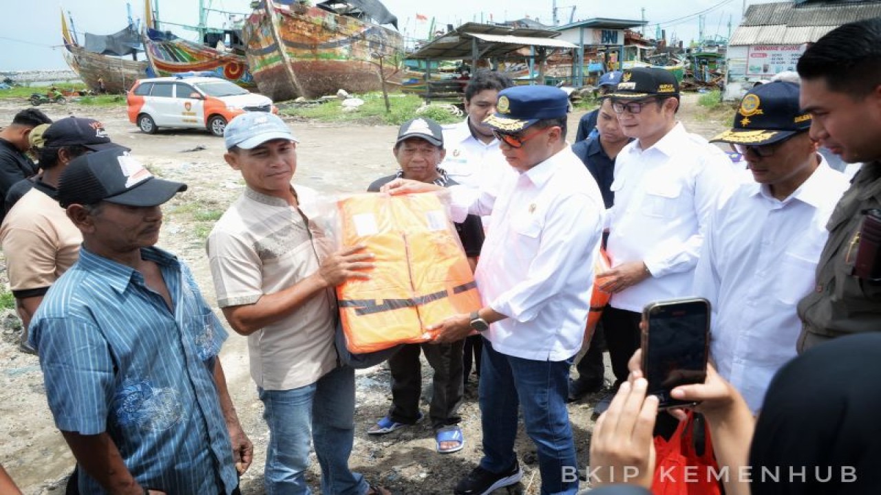 Menhub Budi Karya Sumadi membagikan "life jacket" bagi nelayan di Pelabuhan Perikanan Nusantara (PPN) Brondong, Kabupaten Lamongan, Jawa Timur, Minggu (21/1/2024). ANTARA/HO-BKIP Kemenhub