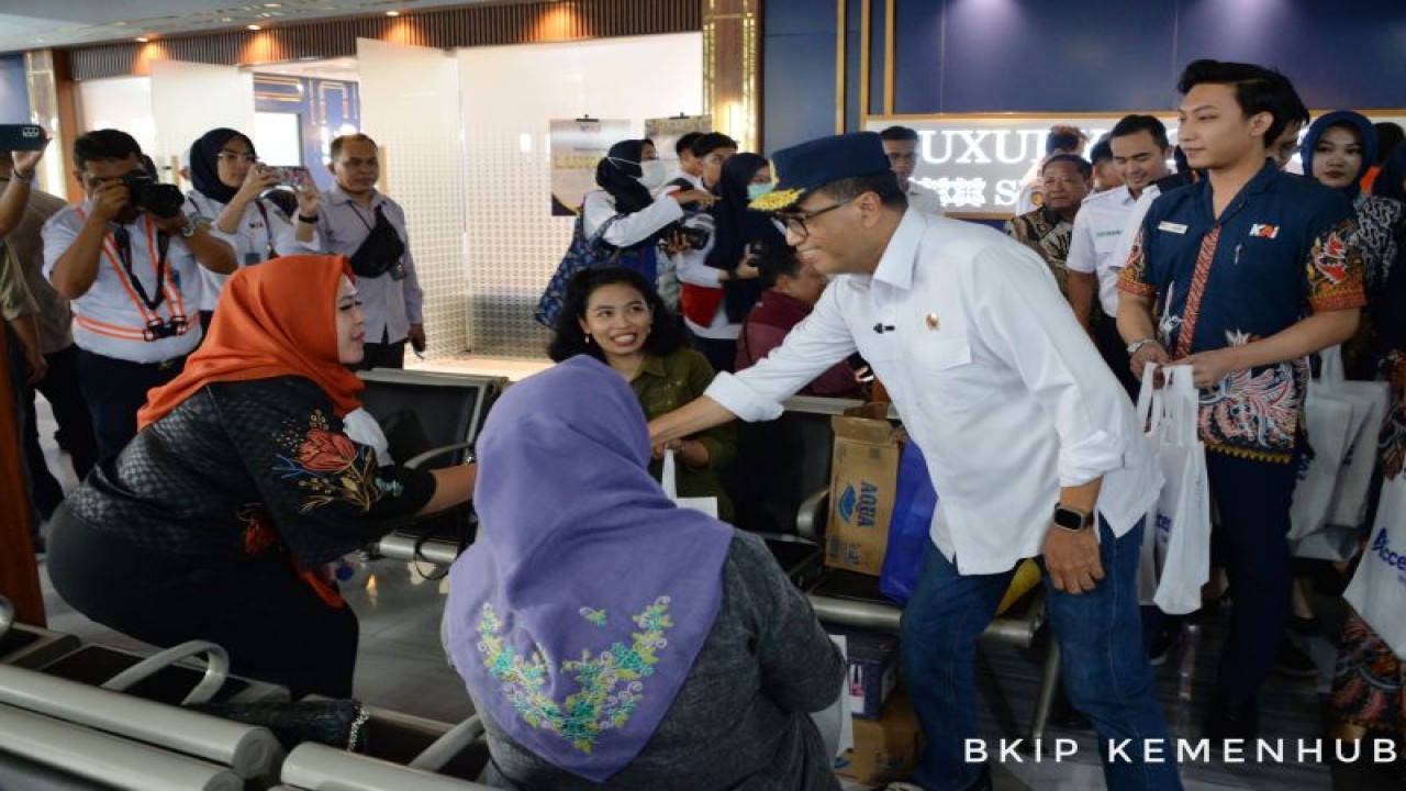 Menteri Perhubungan Budi Karya Sumadi (kanan) saat berinteraksi dengan masyarakat di sela kunjungan kerja ke Stasiun Gubeng, Surabaya, Jawa Timur pada Minggu (21/1/2024). ANTARA/HO-Kemenhub.