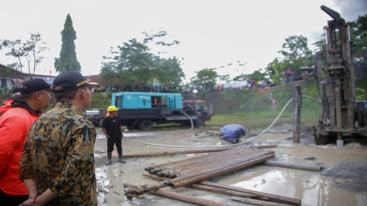 Menko PMK Muhadjir Effendy saat meninjau pengeboran air bersih di Desa Duren, Banjarnegara, Jawa Tengah. (ANTARA/HO-Kemenko PMK)