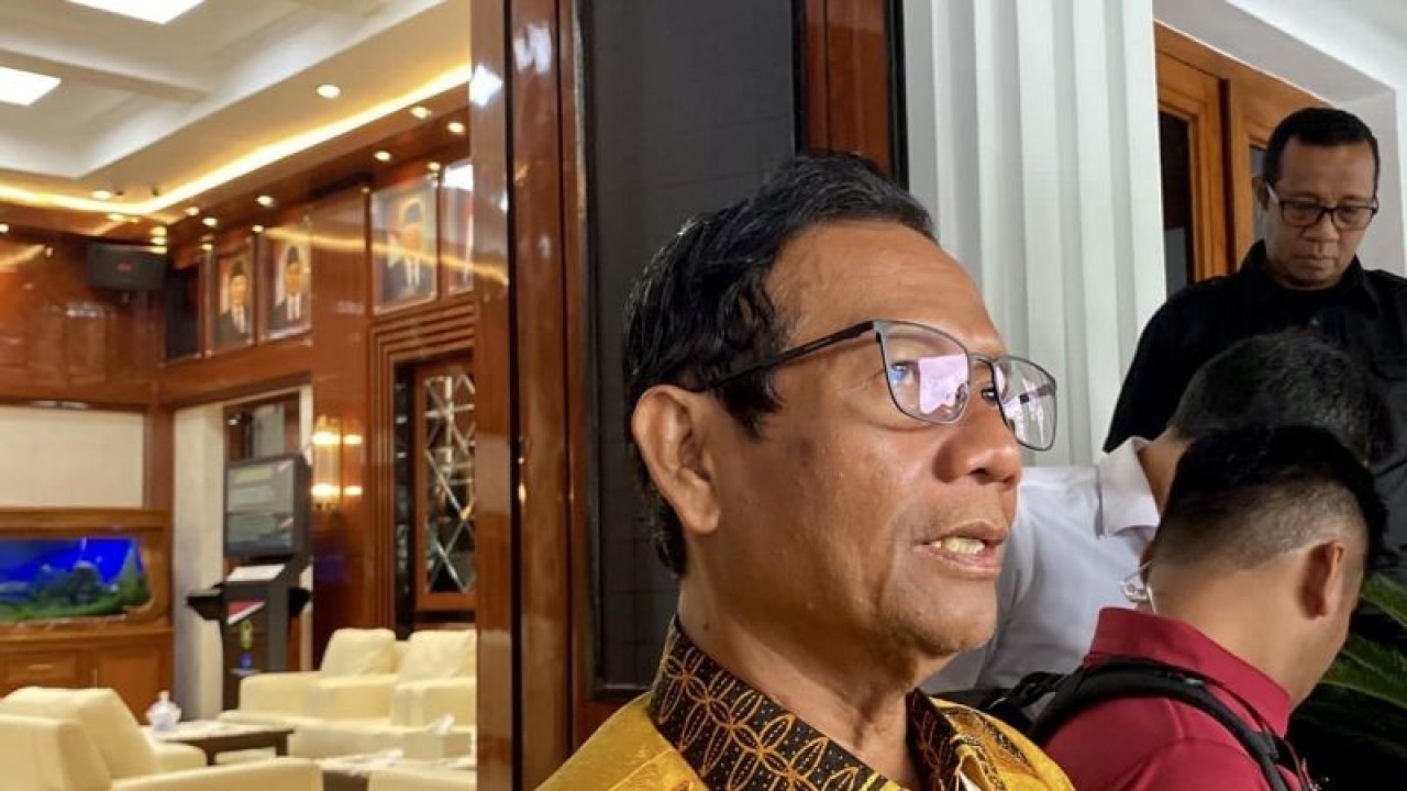 Menko Polhukam Mahfud MD memberikan keterangan kepada wartawan di Kantor Kemenko Polhukam di Jakarta, Rabu (3/1/2024). ANTARA/Genta Tenri Mawangi.