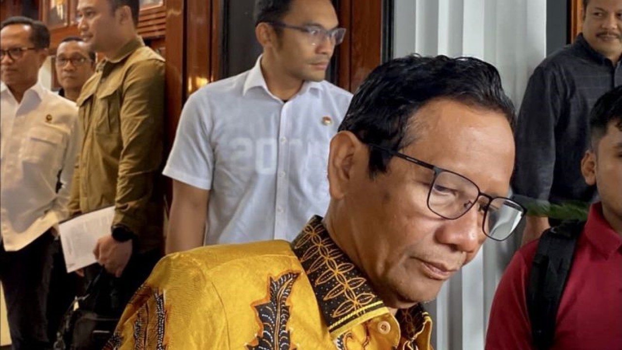 Menko Polhukam Mahfud MD memberikan keterangan kepada wartawan di Kantor Kemenko Polhukam di Jakarta, Rabu (3/1/2024). ANTARA/Genta Tenri Mawangi.