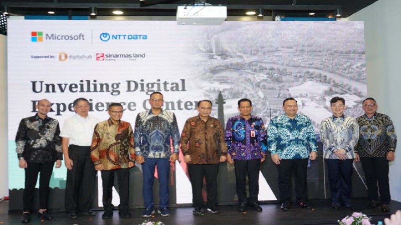 CEO Digital Tech Ecosystem & Development Sinar Mas Land Irawan Harahap, Presiden Direktur PT Bumi Serpong Damai Tbk Ridwan Darmali,Managing Director President Office Sinar Mas Saleh Husin, Dirjen APTIKA Semuel Abrijani Pangerapan, Menkominfo Budi Arie Setiadi, Pj Bupati Tangerang Andi Ony, Presiden Direktur Microsoft Indonesia Dharma Simorangkir,Presiden Direktur NTT Indonesia Technology Hendra Lesmana dan Aris Sulistyanto Head of Transformation NTT Indonesia Technology dalam acara seremoni peresmian Digital Experience Center di Green Office Park (GOP) 9, BSD City, Kabupaten Tangerang. (ANTARA/HO-Microsoft Indonesia)