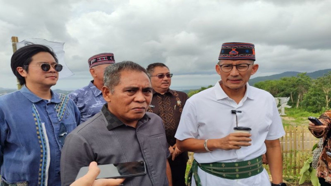Menparekraf Sandiaga Salahuddin Uno (kanan) bersama Bupati Manggarai Barat Edistasius Endi (kiri) saat memberikan keterangan kepada wartawan di Labuan Bajo, Selasa (23/1/2024) (ANTARA/HO-Gecio Viana)
