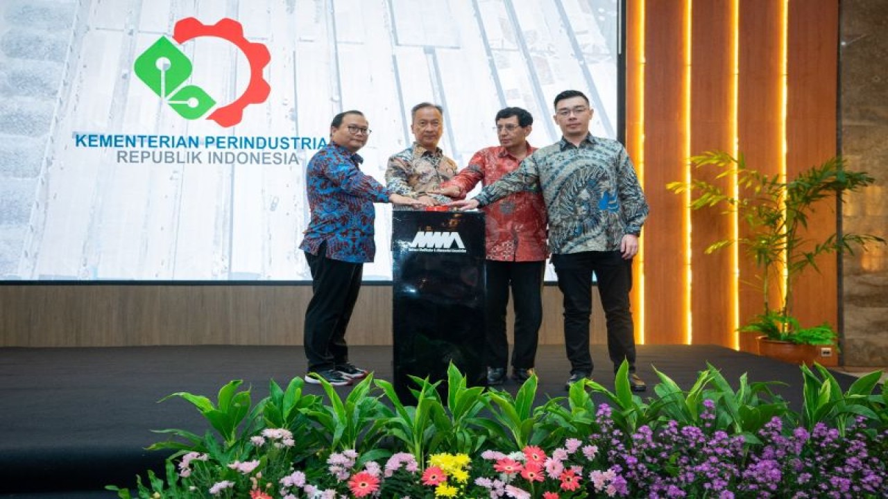 Menteri Perindustrian Agus Gumiwang Kartasasmita (kedua kiri) didampingi Direktur Jenderal Industri Logam, Mesin, Alat Transportasi, dan Elektronika (ILMATE) Kementerian Perindustrian, Taufiek Bawazier (kedua kanan) bersama Founder NMAA Andre Mulyadi (kiri) dan CEO Saber Industries, Vincent Mergonoto (kanan) menekan tombol sebagai tanda simbolis pemberangkatan tim “Saber Great of Indonesia” ke Osaka, Jepang, di Jakarta, Rabu (24/1/2024). (ANTARA/HO-Kementerian Perindustrian)