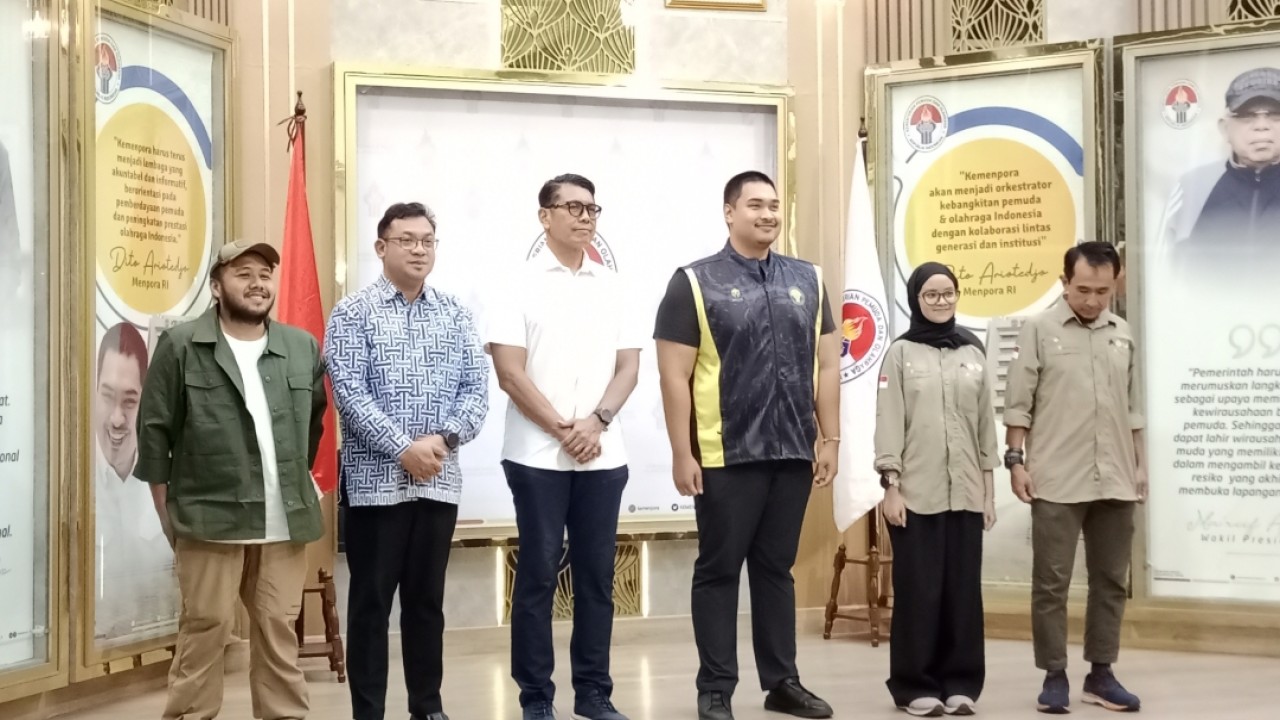 Menpora Dito Ariotedjo melepas pendaki muda Khansa Syahlla yang ingin melakukan gunung Aconcagua di Argentina