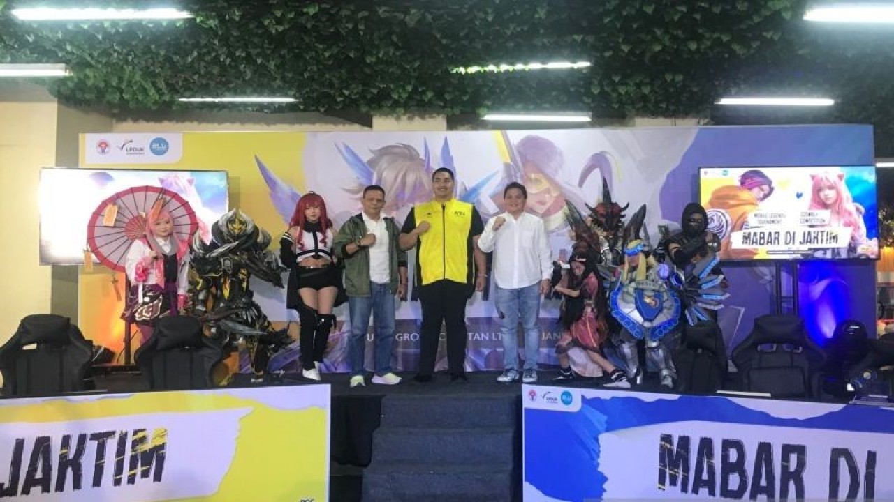 Menteri Pemuda dan Olahraga Dito Ariotedjo (tengah) berfoto setelah menghadiri acara MABAR Jaktim Mobile Legends Tournament di Jakarta, Minggu (28/1/2024). (ANTARA/HO/Kemenpora)