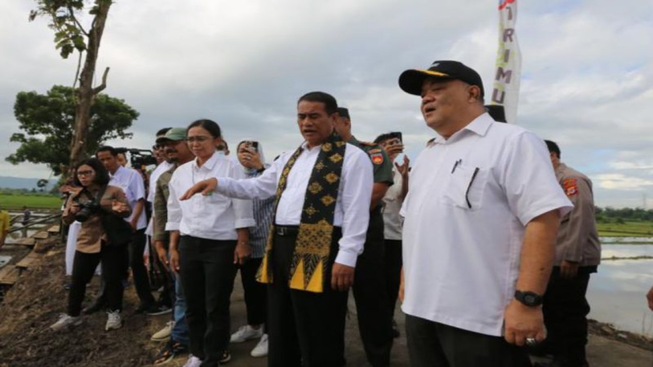 Menteri Pertanian Andi Amran Sulaiman saat meninjau aktivitas tanam padi di Kelompok Tani Barokah, Blawong, Desa Trimulyo, Kabupaten Bantul, Daerah Istimewa Yogyakarta. Rabu (24/1/2024). ANTARA/HO-Dokumentasi Kementan.