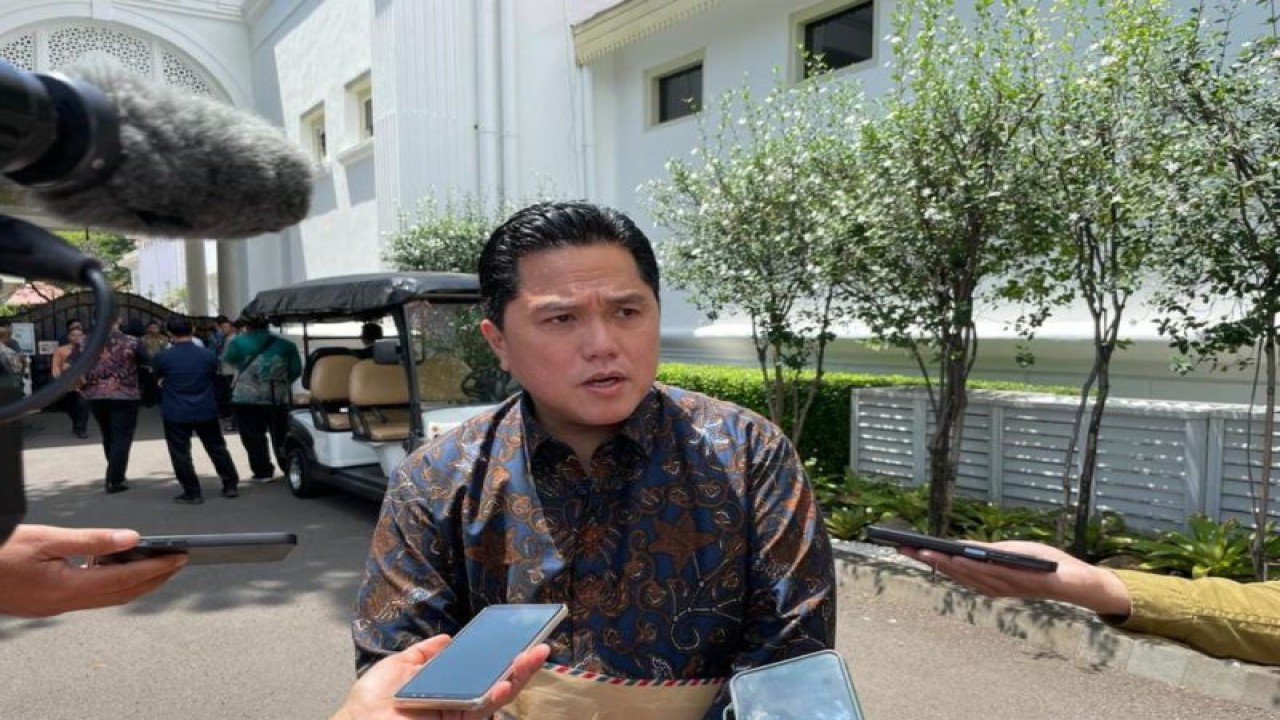Menteri BUMN Erick Thohir memberikan keterangan kepada wartawan di Istana Kepresidenan Jakarta, Selasa (9/1/2024). ANTARA/Yashinta Difa Pramudyani